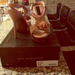 Steve Madden Luxe ladies platform high heels